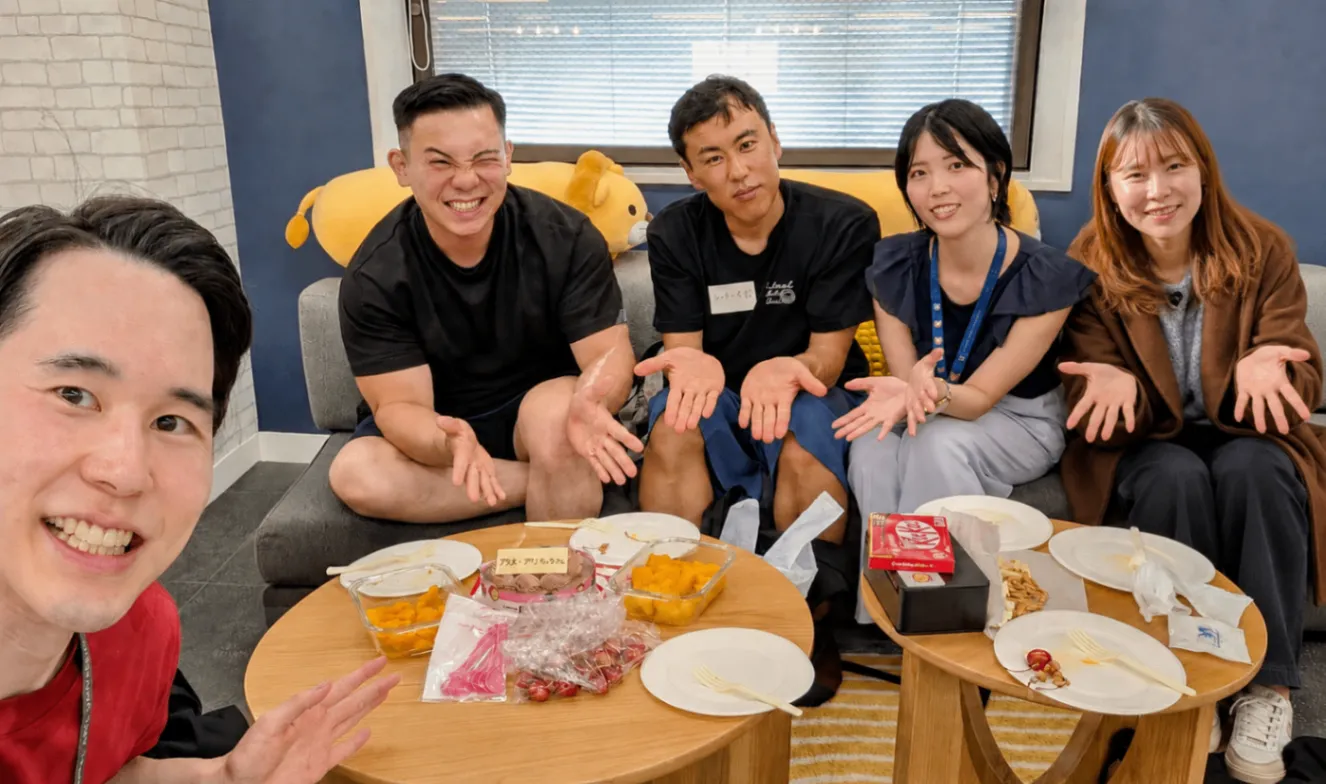 新宿オフィスで5人集合 × かよ・ゴリチュウ 誕生日会 🎂 の写真